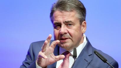 Sigmar Gabriel (SPD) war unter anderem Außenminister und Wirtschaftsminister. Nun winkt ihm ein Job in der Wirtschaft.  	Archivbild: Daniel Karmann/dpa