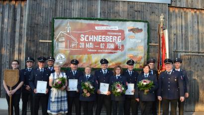 Über die vier neuen Ehrenmitglieder Michael Eckl, Gerhard Schmidt, Josef Schmid und Franz Winnerl (von re mit Urkunden) freut sich die Feuerwehr Schneeberg und das Vorstandsteam um Vorsitzenden Josef Schmid jun. (2. von re).