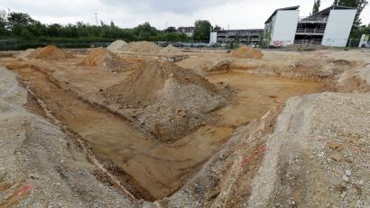 Bild: Steinbacher, Wolfgang 
Tiefe Löcher: Die Firma Goldbeck hat sie auf dem Gelände der ehemaligen Emailfabrik Baumann für das Fundament des Parkhauses gegraben.