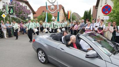 Viele Zuschauer freuten sich Ehrendirigent Edi Zinkl wieder einmal zu sehen Bild: NIB