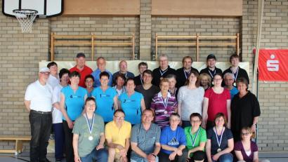 Dem Team BVS Weiden I (oben rechts, in schwarzen Trikots) gelang bei der bayerischen Flugballmeisterschaft in Waldsassen die souveräne Titelverteidigung. Links stehend die Mitglieder der beiden Teams aus Waldsassen.	Bild: kro