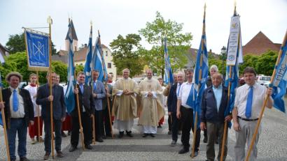 Die MMC-Sodalen treffen sich mit den Marienbannern vor der Kirche, um mit Zentralpräses Monsignore Thomas Schmid (Mitte, links) und Pfarrpräses Kaplan Ulrich Eigendorf (Mitte, rechts) Gottesdienst zu feiern.  	Bild: dob