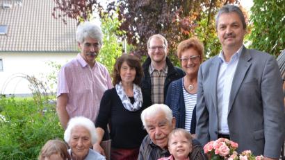 Herta Zelezny nimmt an ihrem 90. Geburtstag gerne Urenkelchen Anna auf ihren Schoß. Zwillingsbruder Maximilian darf zu Uropa Heinrich. Die Kinder bringen viel Freude ins Haus der Urgroßeltern, die mit Tochter Vera (hinten, Zweite von links) eine große Stütze im Alltag haben.  	Bild: dob