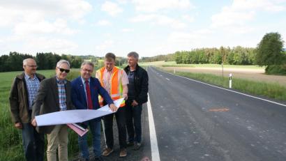 Beim Ortstermin an der künftigen Baustelle bei Kornthan an der Staatsstraße 2169 informiert Gerhard Kederer (Zweiter von links) Bürgermeister Toni Dutz (Dritter von links) und Thorsten Meiler (Zweiter von rechts) über die geplanten Maßnahmen. Für fachliche Fragen stehen dem Baudirektor Wilfried Neumann (links) und Franz Wilhelm (rechts) vom Staatlichen Bauamt Amberg-Sulzbach zur Seite.  	Bild: wro