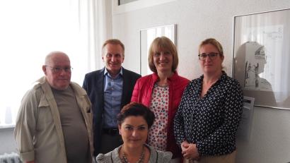 Ramona Kriegler (vorne) leitet die neue Selbsthilfekontaktstelle bei der Diakonie. Nicole Zeitler (rechts) erledigt die Verwaltungsarbeit. Daneben (von rechts) Christina Mücke vom Gesundheitsamt, Diakonie-Vorsitzender Karl Rühl und Manfred Trombell vom Kreuzbund.  	Bild: sbü