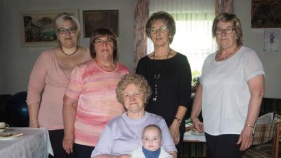 Anna Brenner (vorne) feiert 85. Geburtstag. Für den Frauenbund gratulieren Maria Stephan und Inge Freileben (von rechts). Auch Urenkel Julian, Tochter Anneliese und Enkelin Tanja wünschen alles Gute.  	Bild: gz