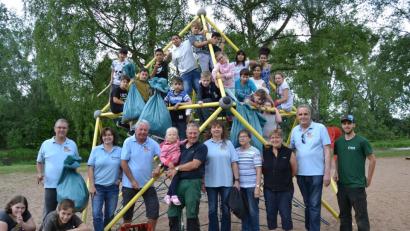 Schüler einer fünften Klasse der Max-Reger-Schule mit Lehrkraft Patrick Gebhardt an der Spitze (rechts) unterstützen die Freunde des Stadtbads beim Plogging.  	Bild: hcz
