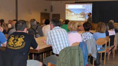 Robert Neuber zeigt seinen Film "Die zweite Rettung von Bhaktapur", der während seiner Masterarbeit entstanden ist.  	Bild: mng