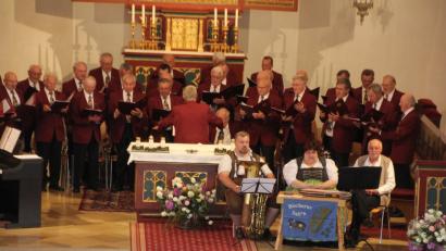 Der Männergesangverein 1886 Tirschenreuth beim Mariensingen in der Stadtpfarrkirche. Der Chor sang unter anderem "Maria breit den Mantel aus". Vorne rechts die "Blecherne Sait'n" aus dem Raum Amberg.