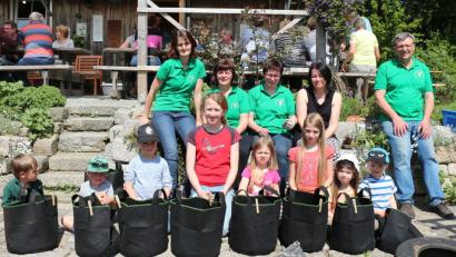 Stolz zeigen die Mädchen und Buben ihre frisch befüllten Kartoffeltaschen, die sie mit nach Hause nehmen dürfen.  	Bild: rpp