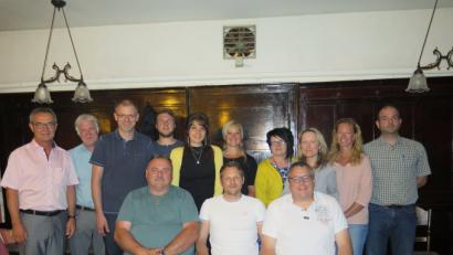 Bürgermeister Werner Nickl (links) gratuliert dem neuen Vorstand des KEM-Verbandes: (sitzend von links) Armin Schinner, Holger Märkl, Georg Fütterer, (stehend von links) Elmar Högl, Alfred Stich, Peter Ferber, Romina Passon, Susann Daubitz, Sybille Heindl, Martina Eibisch, Susanne Eckert und Josef Kormann.  	Bild: jzk