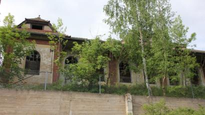 Das ehemalige Casino oberhalb des "TEO"-Einkaufszentrums führt seit Jahren ein Mauerblümchendasein. Nun könnte endlich wieder Leben in das Gebäude kommen. Eine Bauvoranfrage hat der Bauausschuss einstimmig befürwortet.  	Bild: kro