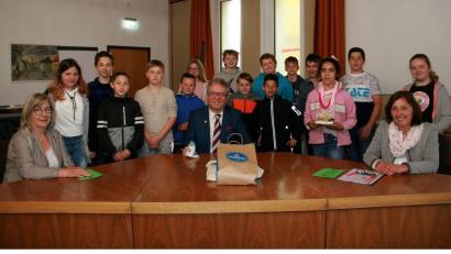 Dankeschön für die Unterstützung sagten die Schüler der GTK 5 und 6, die zusammen mit Rektorin Andrea Schiml (links) und Fachlehrerin Elisabeth Kinle (rechts) ins Rathaus gekommen waren, um Bürgermeister Toni Dutz Dankeschön fürs Reisegeld zu sagen. Bild: wro