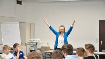 Pauline Füg ist im Poetry-Slam eine ganz Große (links). Die Achtklässler schrieben auch selbst Texte (rechts). 
	Bilder: hfz