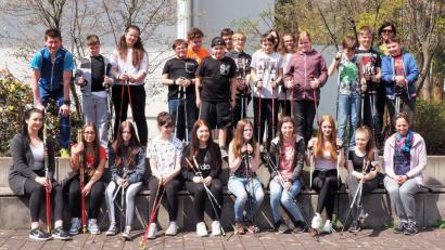 Mit Stöcken

geht es auch aufs Gruppenbild.	Bild: hfz