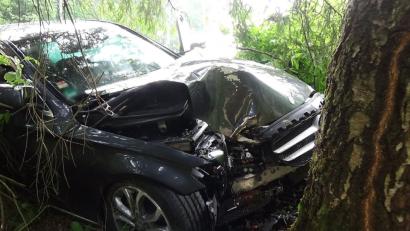 Bei einem Unfall zwischen Heinersreuth und Heinersberg am Mittwochmorgen prallt ein Mann mit seinem Mercedes gegen zwei Bäume.	Bild: jma