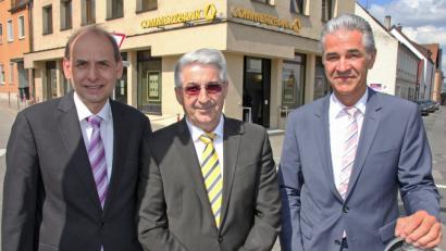 Commerzbank-Niederlassungsleiter Sebastian Hackl (rechts) verabschiedete Filialdirektor Michael Albang (Mitte) in den Ruhestand und wünschte seinem Nachfolger Cristoph Rolland alles Gute.  	Bild: Mardanow