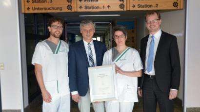 Marius Aach, Hygienefachkraft Maren Förster, Dr. Peter Kaiser (beratender Facharzt für Hygiene und Umweltmedizin) sowie Reinhold Scharf sind stolz auf das Silber-Zertifikat der Klinik Lindenlohe.  	Bild: exb