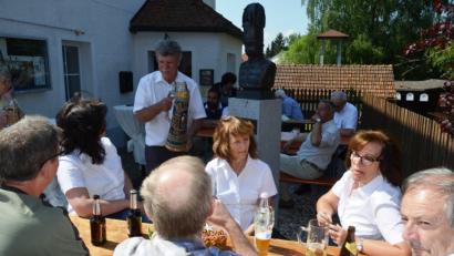 HAK-Vorsitzender Jakob Scharf (stehend) präsentierte bei der Eröffnung der Sonderausstellung "Bierkrüge" im Steinberger Braunkohlemuseum den Besuchern und Museumsleiterin Renate Rose (links) viele Raritäten, darunter auch eine "Liesl" mit 3,6 Litern Fassungsvermögen.  	Bild: sja