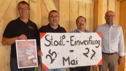 An drei Tagen wird die Fertigstellung des Feuerwehrstadls in Zangenstein gefeiert. Die Werbetrommel für das Fest rühren (von links) Vorsitzender Dieter Dettwiler, Kommandant Wolfgang Graf, Marktrat Franz Stockerl und Bürgermeister Maximilian Beer. 	Bild: mad