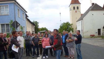 Wie könnte sich der Ortskern verändern? Die Kaltenbrunner waren bei der Ortsbegehung am Marktplatz um Vorschläge nicht verlegen. 	Bild: bk)