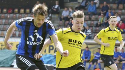 Fabian Helleder (rechts vorne) und Benjamin Werner kämpfen um den Ball, in der kommenden Saison sind sie Teamkollegen: Helleder wechselt vom FC Amberg zur SpVgg SV Weiden.    	Bild: Ziegler