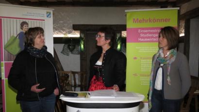 Klaudia Tretter (li.) und Manuela Stier (re.) sind die Pionierinnen der Hauswirtschaftsschule. Schulleiterin Doris Eckl (Mitte) freute sich, dass die beiden Frauen von ihren zehnjährigen Erfahrungen als ausgebildete Fachkräfte nur Positives erzählen konnten.