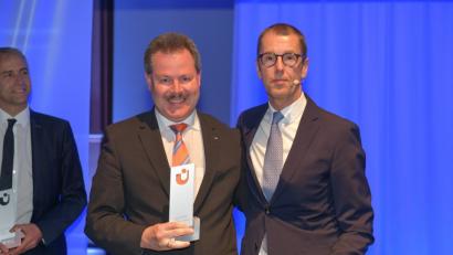 Direktor Bernhard Werner (links), Vorstandssprecher der Raiffeisenbank im Naabtal, bekam den "Prix de Fonds" in Silber durch Hans Joachim Reinke, den Vorstandsvorsitzenden der Union Asset Management Holding AG, verliehen.  	Bild: exb