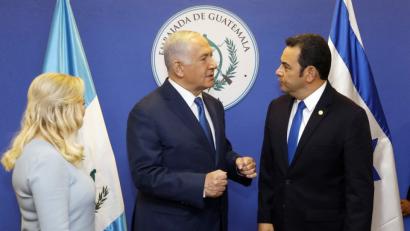 Der Präsident von Guatemala Jimmy Morales (rechts) unterhält sich mit dem israelischen Ministerpräsidenten Benjamin Netanjahu.  	Bild: Ronen Zvulun/Pool