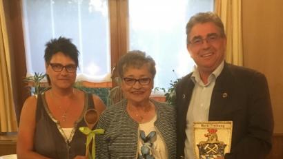 Alle freuen sich, dass es weitergeht im Traditionswirtshaus Hammer. Von links: Diana Hirmer, Thea Hammer und Norbert Bücherl.  	Bild: ng