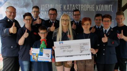 Hilfe für einen tapferen Bub. Den Erlös aus dem Kuchenverkauf spendet die Feuerwehr Seugast an Basti.  	Bild: dg