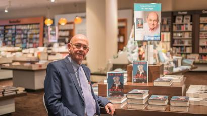Tom Segev stellt sein neues Buch in Weiden vor.  	Bild: Lukas Meiser