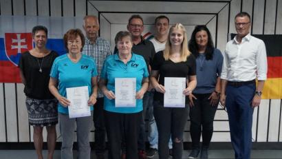 Bürgermeister Hermann Falk (rechts) und Michaela Wenzl, stellvertretende Abteilungsleiterin der TuS-Kegler, gratulieren den Siegern.  	Bild: fg