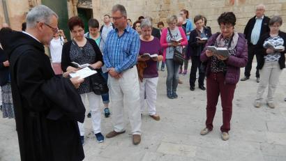 Pater Prior Matthias Karl (links), ein gebürtiger Schneeberger, begleitete die Pilgergruppe und zelebrierte die Gottesdienste.  	Bilder: whr (2)