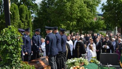 Viele Trauergäste scharen sich auf dem Friedhof in Kirchendemenreuth und verabschieden sich vom langjährigen Pfarrer Leonhard Schinner.	Bild: sm