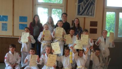 Die erfolgreichen Judokas mit (hinten, von links) Prüferin Jessika Bertelshofer. Trainerin Magdalena Scherer, Tobias Käßner und Laura Sabisch.	Bild: tbi
