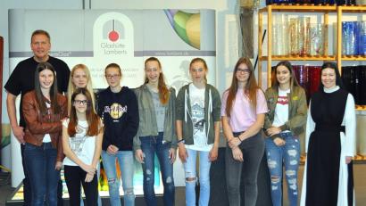Die Schülerinnengruppe der Klasse 8b zusammen mit Robert Christ von der Firma Lamberts (links) und Schwester M. Raphaela Kratzer (rechts).  	Bild: exb