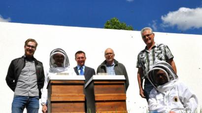 Stadtwerke-Geschäftsführer Stephan Prechtl (Dritter von links) war sofort begeistert von der Idee des Bee-Sharings.  	Bild: exb