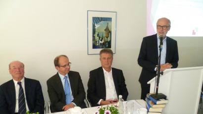 Zum Nachfolger des langjährigen Aufsichtsratsmitglieds Edmund Hummel (links) wählt die Mitgliederversammlung des Wohnungsbau- und Siedlungswerks Werkvolk Alois Ponnath (rechts). Neben Hummel sitzen Mitglied Ewald Fiegert und Gremiumsvorsitzender Johann Fröhlich.  	Bilder: usc (2)