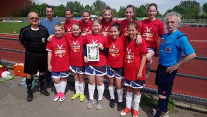 Die Mädchen aus dem Gregor-Mendel-Gymnasium bleiben bei ihrem Turnier ungeschlagen.