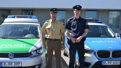 Aus Grün mach Blau: Thomas Dietrich (links), stellvertretender Dienststellenleiter in alter Uniform, daneben Dienstgruppenbeamter Florian Riedl in der neuen blauen Uniform.  	Bild: plym