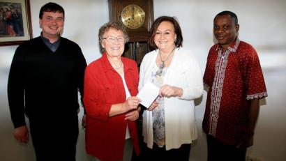 200 Euro für die „Mitterteicher Tafel“ übergab Frauenbundvorsitzende Maria Braun (2. von links) an die Vorsitzende der Einrichtung, Nicole Fürst. Bei der Spendenübergabe waren Pfarrer Maximilian Roeb (links) und Pfarrer Franklin (rechts) ebenfalls mit anwesend. Bild: wro