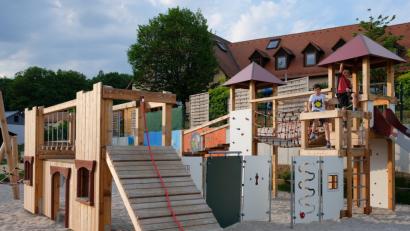 Die beiden Türme des Spielgeräte-Ensembles sollen die gestalterischen Elemente des Klosterdorfes nachzeichnen.  	Bild: do