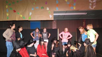 Die "Hexen" üben gemeinsam mit der Tanz AG ihre Szene, die bereits recht gut funktioniert. Nur an der Textsicherheit fehlt es noch.