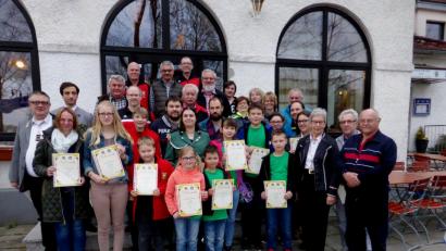 Die Sieger und Vertreter der Mannschaften bei der Siegerehrung des Schützengaus Amberg.  	Bild: pop
