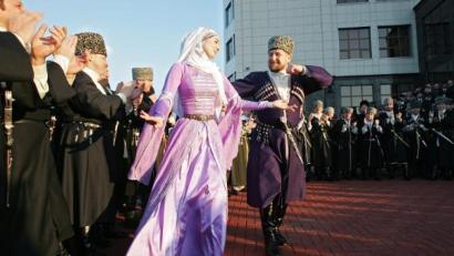 Schwulenfeind, Republikchef und Volkstänzer Ramzan Kadyrov in traditioneller tschetschenischer Tracht (rechts).  Bild: EPA/dpa/Kazbek Vakhayev