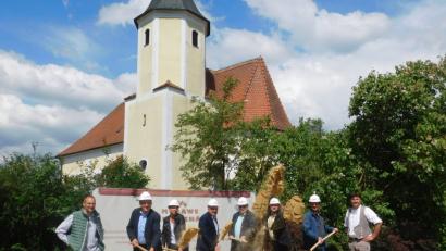Zum Start des Neubaus der Jugendstätte Haidenaab greifen Stefan Brückner (Landratsamt Bayreuth), Landrat Hermann Hübner, Anja Liebenwald-Zetzmann (Singer-Ingenieur-Consult), Günter Dörfler (ehemaliger Kreisjugendring-Vorsitzender), der Speichersdorfer Bürgermeister Manfred Porsch, Kreisjugendring-Vorsitzender Christian Porsch, Andreas König (Landratsamt Bayreuth) und Sebastian Morawe (von links) vom gleichnamigen Baugeschäft zum Spaten.	Bild: hai