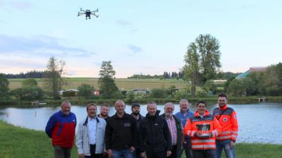 Vertreter des Roten Kreuzes und der Feuerwehr sowie Behörden treffen sich zum Blaulichtgespräch am Erlenweiher. Mit auf dem Bild Bürgermeister Hans Donko (Zweiter von links), Polizeidienststellenleiter Bernhard Gleißner (Fünfter von rechts), Wasserwacht-Vorsitzender Thomas Seiler (Dritter von rechts) und BRK-Bereitschaftsleiter Sven Lehner.	Bild: njn