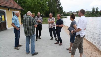 In seiner ersten Zusammenkunft dieses Jahres beschließt der "Runde Tisch" für das Kiesibeach-Freizeitgelände einige Maßnahmen: (von rechts) David Dutke, Sabine Wittmann (Wasserwacht), Werner Walberer, Wolfgang Graser, Max Schwärzer, Norbert Ferstl (Anglerverein), Horst Dürbeck (Bauamt Verwaltungsgemeinschaft), Norbert Höfer (Stadtrat).  	Bild: bjp