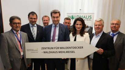 Bürgermeister Franz Tauber, Mehlmeisel, MdL Martin Schöffel, Geschäftsführer Ronald Ledermüller vom Naturpark Fichtelgebirge, Ministerpräsident Markus Söder, Eckard Mickisch vom Wildpark Waldhaus Mehlmeisel Forstministerin Michaela Kaniber, MdL Ludwig von Lerchenfeld und Gemeinderat Winfried Prokisch aus Mehlmeisel freuen sich über das Projekt. 	Bild: gis